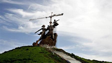 Le Sénégal s'apprêtait à inaugurer samedi, à l'occasion du cinquantenaire de son indépendance, un imposant "monument de la Renaissance africaine", qui suscite de nombreuses critiques quant à son coût et son aspect jugé par certains attentatoire au code mo