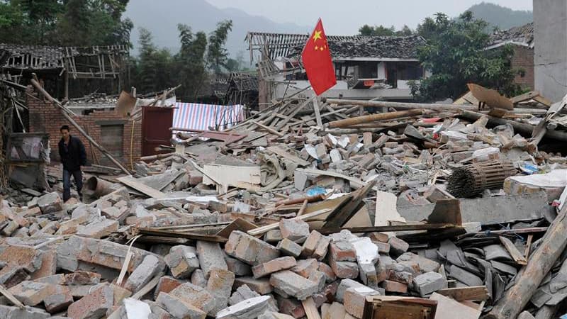 A Longmen dans le comté de Lushan. Le bilan du séisme de magnitude 6,6 qui s'est produit la veille dans une zone montagneuse et isolée du Sichuan, dans le centre de la Chine, a atteint dimanche 164 morts et 6.700 blessés, selon la presse officielle. /Phot