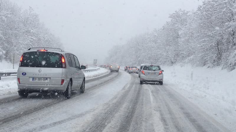 Météo France met en garde contre de possibles « conditions de circulation difficiles », alors que 15 départements ont été placés en vigilance orange neige et verglas.