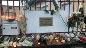 Gerbes de fleurs et bougies déposées devant le domicile de Karine F, infirmière tuée dans le Loiret, le mercredi 23 octobre 2019.