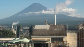 une zone industrielle près de la ville de Fuji, dans la préfecture de Shizuoka, avec en arrière-plan le mont Fuji, le plus haut sommet du Japon, le 12 octobre 2023 (photo d'illustration