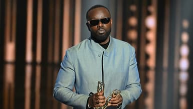 Le chanteur congolais Gims reçoit le prix du meilleur artiste masculin lors de la 40e édition des Victoires de la musique, à la Seine Musicale de Boulogne-Billancourt, le 14 février 2025