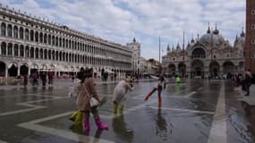 La place Saint-Marc de Venise sous les eaux en raison d'une nouvelle "acqua alta"