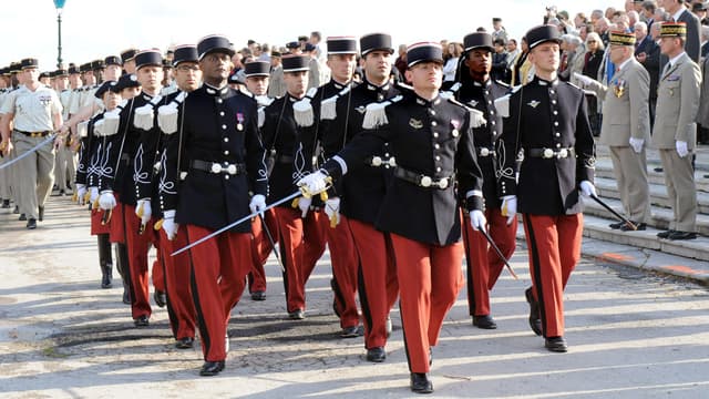 Les militaires de l'Emsam (Ecole militaire supérieure d'administration et de management) défilent le 8 mai 2010 à Montpellier. 