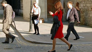 Une piétonne en train de traverser les yeux rivés sur son téléphone à Londres (Angleterre).