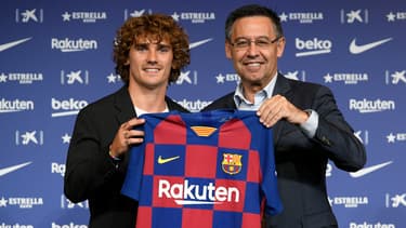 Antoine Griezmann pose avec Josep Bartomeu lors de sa signature au Barça en 2019