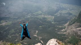 Une personne s'élance en wingsuit depuis le mont Brento près de Trente, dans le nord de l'Italie, le 4 juin 2021. (Illustration)