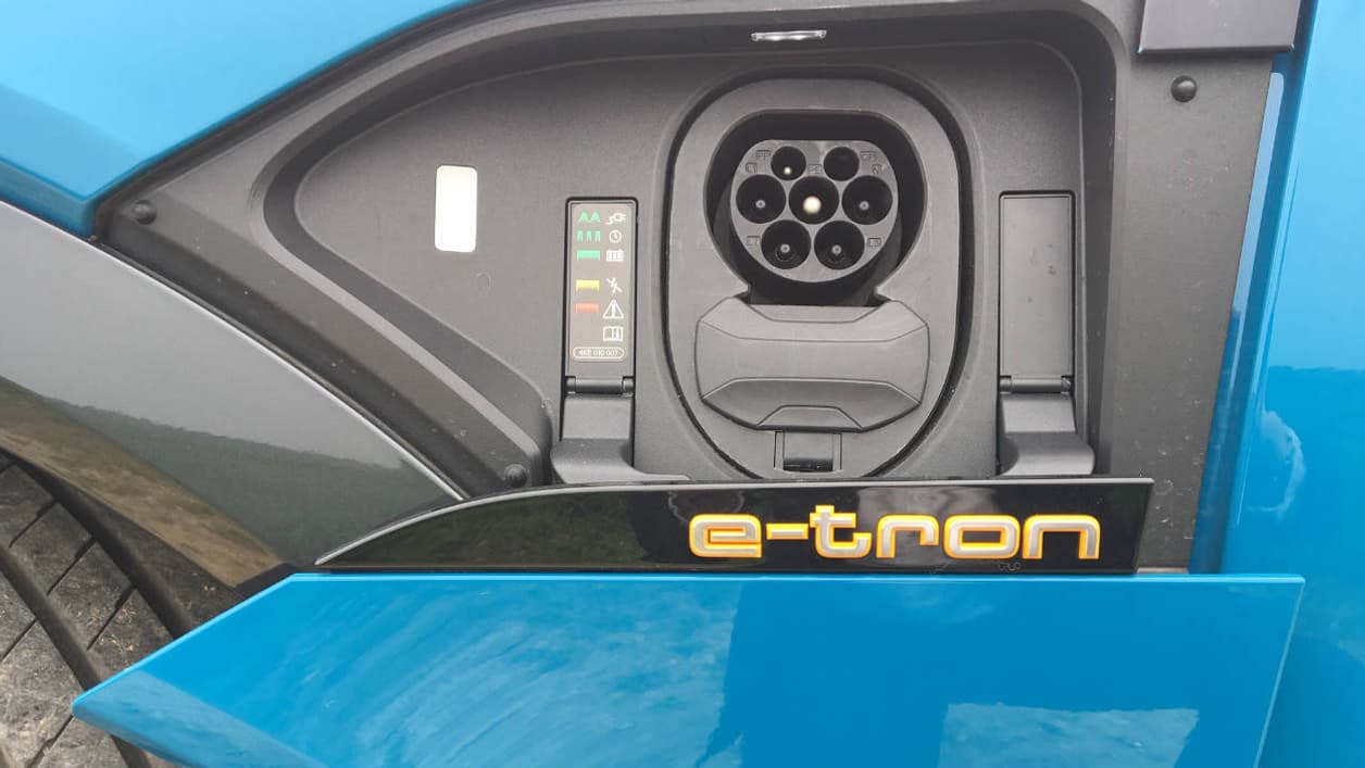 Audi propose aussi une carte de recharge "e-tron Charging Service" qui permet d’accéder à 15.000 points de recharge sur 26.000 en France. 