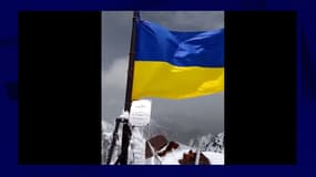 Le drapeau ukrainien au sommet du Pic Poutine, au Kirghizstan