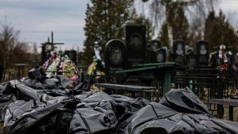 Des sacs mortuaires de civils tués à Boutcha, alignés dans un cimetière, le 5 avril 2022, au nord de Kiev, en Ukraine