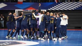 Les Bleus du futsal célèbrent leur qualification à la Coupe du monde après une victoire contre la Slovaquie, le 14 décembre 2023.