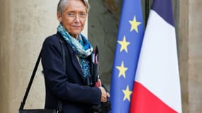 La ministre du Travail, Élisabeth Borne, à la sortie de l'Elysée, le 22 décembre 2021 à Paris.