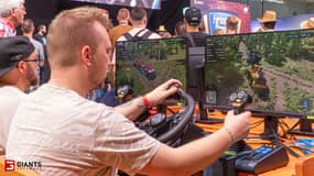Un joueur de Farming Simulator 22 sur le stand de l'exposant Giants Software lors de la Gamescom 2023. 