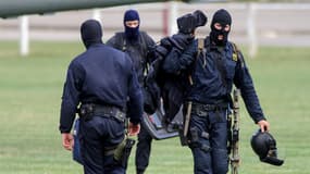 Des membres du GIGN se préparant pour une intervention.