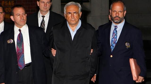 Dominique Strauss-Kahn, dans la nuit de dimanche à lundi, à sa sortie du commissariat de Harlem.