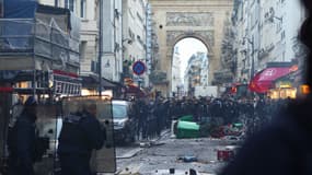 Des heurts ont éclaté à proximité du lieu de l'attaque à Paris, ce vendredi.