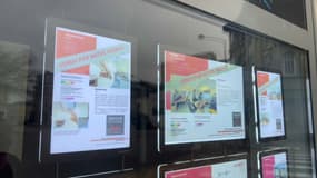 Des annonces immobilières sur la devanture d'une agence alors que les taux baissent