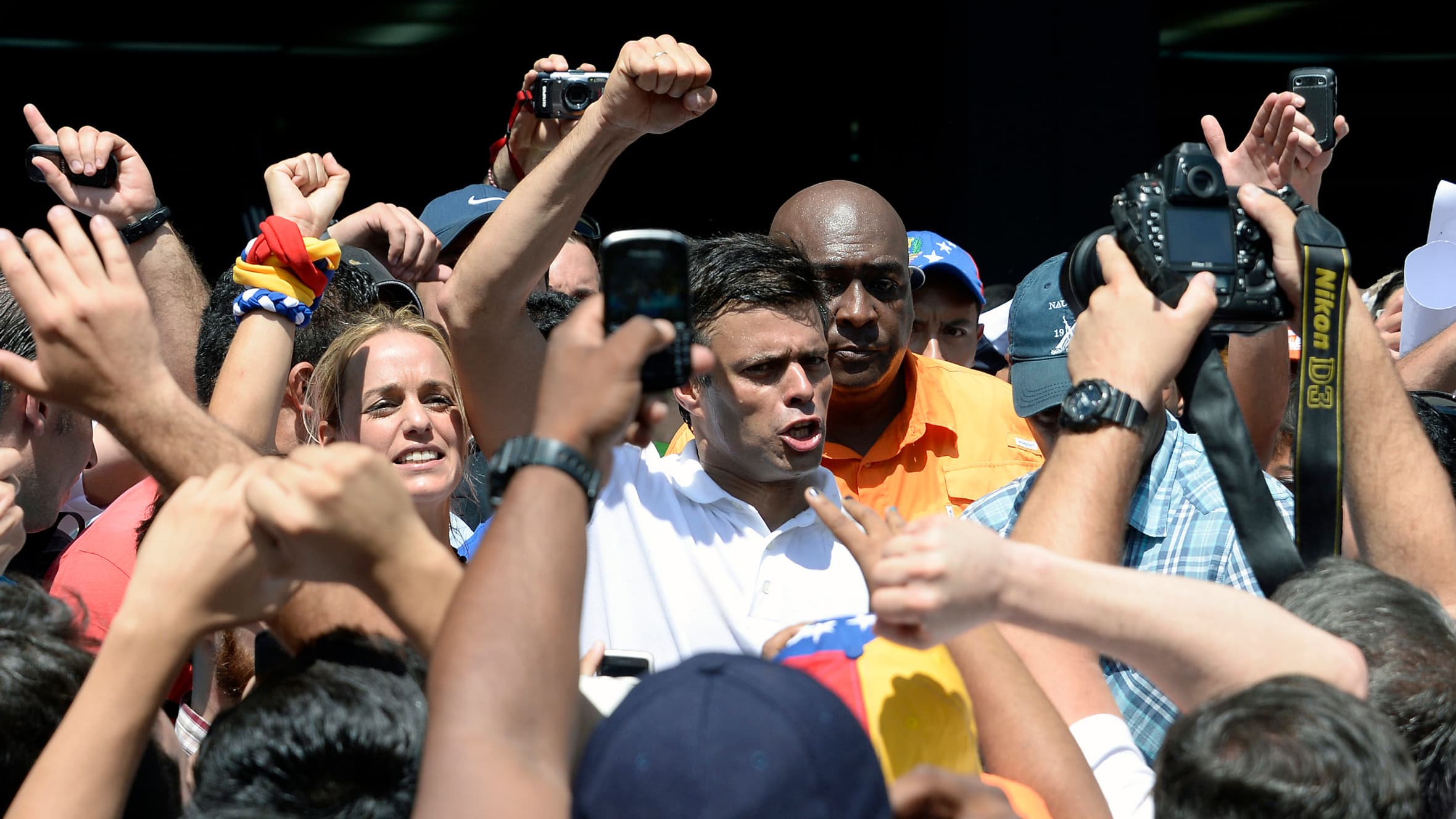 Leopoldo Lopez entouré de supporters, le 12 février, à Caracas.