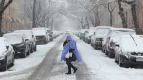 Une personne traverse la rue alors que la neige tombe dans le quartier de Brooklyn, à New York, le 13 février 2024.