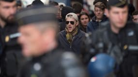 Des gendarmes devant les locaux du groupe d'extrême droite 'Bastion social' alors que des manifestants protestent contre son ouverture à Marseille, le 24 mars 2018 (Photo d'illustration). - Bertrand Langlois - AFP