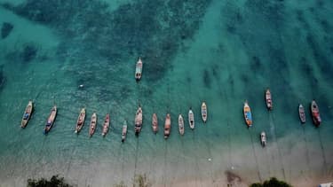 Des embarcations le long de la plage de Rawai, sur l'île de Phuket, le 2 octobre 2020 en Thaïlande