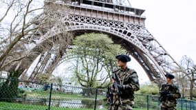 Militaires français patrouillant devant la Tour Eiffel, à Paris, le 16 avril 2013.