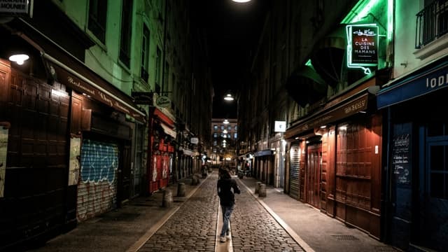 Pour enrayer la circulation du coronavirus en France, un couvre-feu de 21H00 à 6H00 a été décrété pour quatre semaines au moins dans huit métropoles, dont Paris et ici, Lyon, 17 octobre 2020