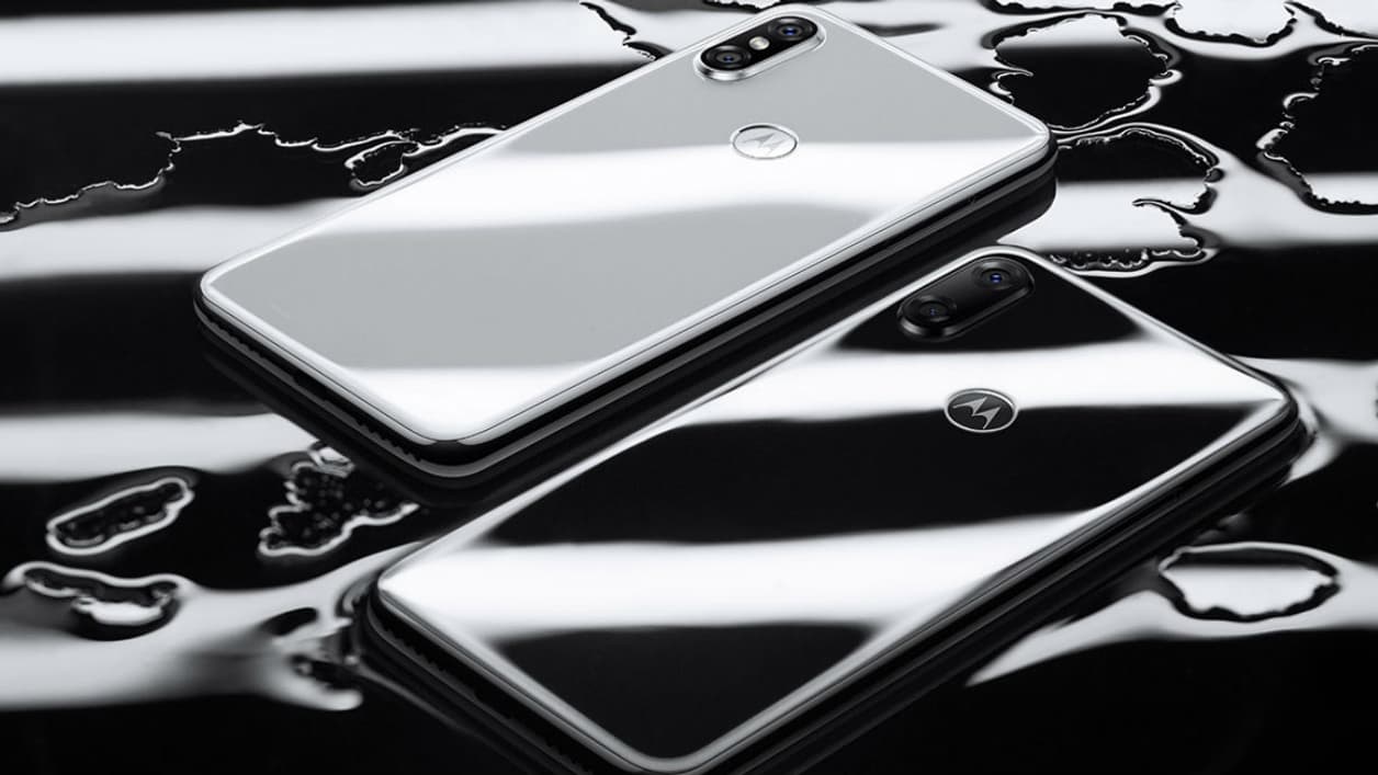 Les coloris blanc et noir du P30 Les coloris blanc et noir du P30