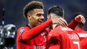 Désiré Doué et Martin Terrier célèbrent un but de Rennes, janvier 2024