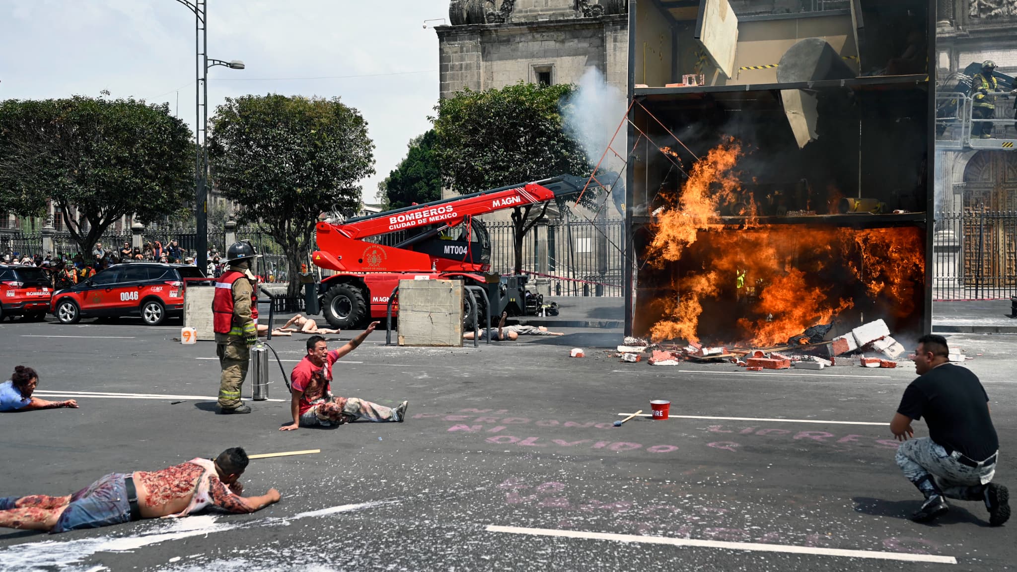 A Mexico, les pompiers s'entrainaient à faire face aux conséquences d'un potentiel séisme seulement quelques heures avant qu'un vrai tremblement de terre n'ait lieu. A Mexico, les pompiers s'entrainaient à faire face aux conséquences d'un potentiel séisme seulement quelques heures avant qu'un vrai tremblement de terre n'ait lieu.