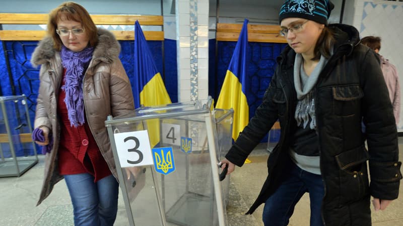 Des membres d'une commission électorale prépare un bureau de vote à Kramatrosk en Ukraine, le 25 octobre 2014.