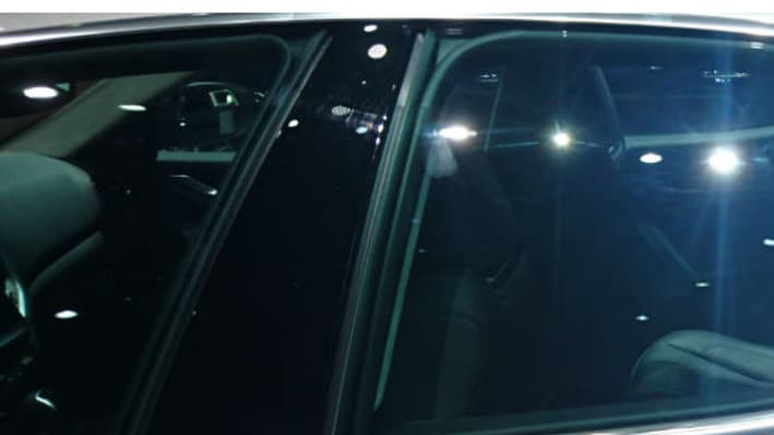 Les vitres arrières se distinguent, au niveau de la custode (la partie fixe), plus large sur la Quattroporte (en bas) que sur la Ghibli (en haut). Les vitres arrières se distinguent, au niveau de la custode (la partie fixe), plus large sur la Quattroporte (en bas) que sur la Ghibli (en haut).