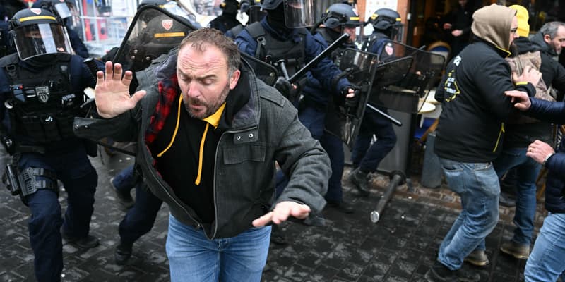 Des membres du syndicat Coordination Rurale (CR) affrontent des agents de la police française des Compagnies républicaines de sécurité (CRS) lors d'une manifestation contre l'accord de libre-échange entre l'UE et les pays du Mercosur, à Toulouse, dans le sud-ouest de la France, le 27 janvier 2026. 