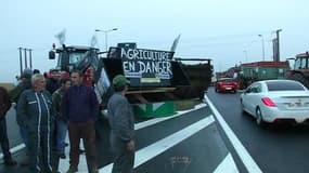 Caen: les éleveurs en colère bloquent les accès au périphérique et exigent la venue de Le Foll