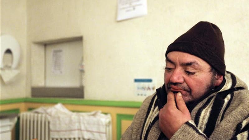 Dans un centre d'hébergement pour sans-abri à Nantes. Le gouvernement lance un plan d'urgence pour les sans-abri doté de 50 millions d'euros, notamment destiné à ouvrir de nouveaux centres d'hébergement. /Photo d'archives/REUTERS/Stéphane Mahé