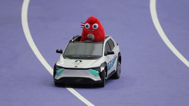 La Phryge a visiblement apprécié son petit tour en Toyota télécommandée. 