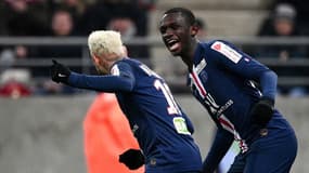 Tanguy Kouassi esquisse un pas de danse avec Neymar