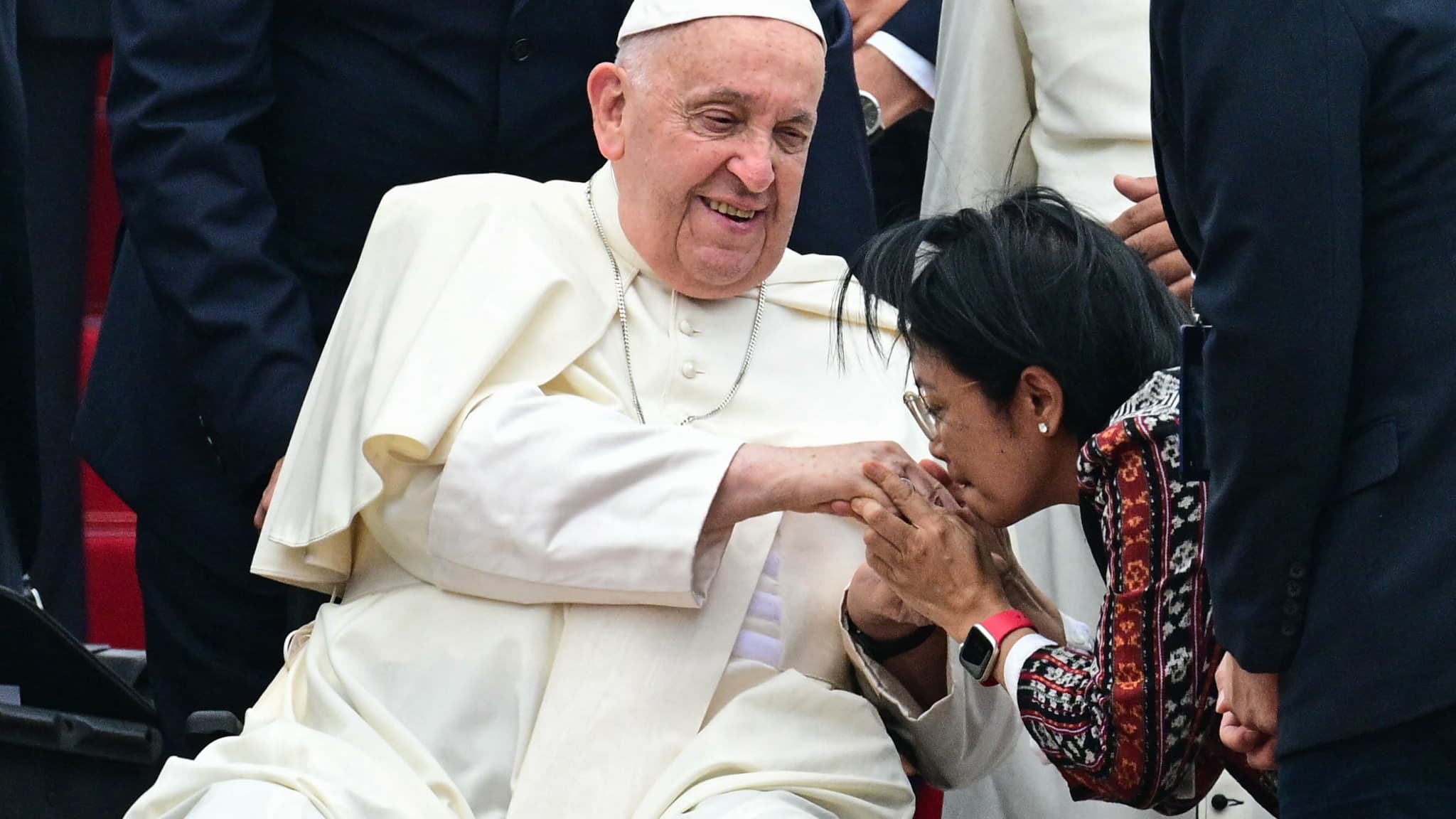 Le pape François est accueilli à son arrivée à l'aéroport international Soekarno-Hatta de Jakarta, le 3 septembre 2024. 