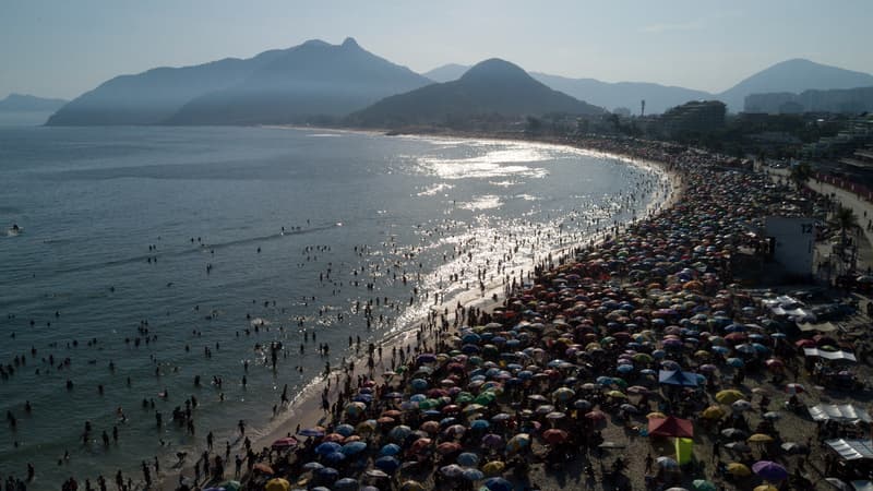 Vue aérienne de personnes sur la plage Recreio dos Bandeirantes à Rio de Janeiro, au Brésil, le 17 mars 2024