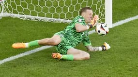 Jordan Pickford arrête un pénalty en quart de finale de l'Euro face à la Suisse, le 6 juillet 2024.