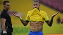 Neymar célèbre en exhibant ses abdominaux dessinés