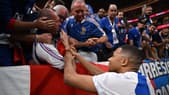 La frappe de Mbappé heurte un supporter à l’échauffement de France-Maroc