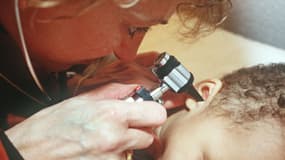Médecin auscultant les oreilles d'un enfant (illustration)