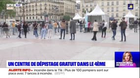 Longue file d'attente ce lundi matin devant le centre de dépistage installé sur le parvis de l'Hôtel de ville