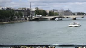 Le Pont des Arts à Paris, en juin 2015, envahi par les "cadenas d'amour", avant d'être rénové. 