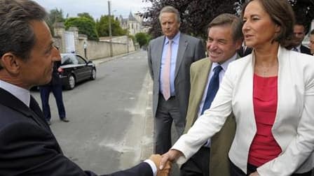 Nicolas Sarkozy et Ségolène Royal lors d'une visite du chef de l'Etat en région Poitou-Charentes, en juin. L'UMP a accusé samedi la candidate à la primaire socialiste de vouloir "salir à tout prix" le président, après la charge de son ex-adversaire de 200