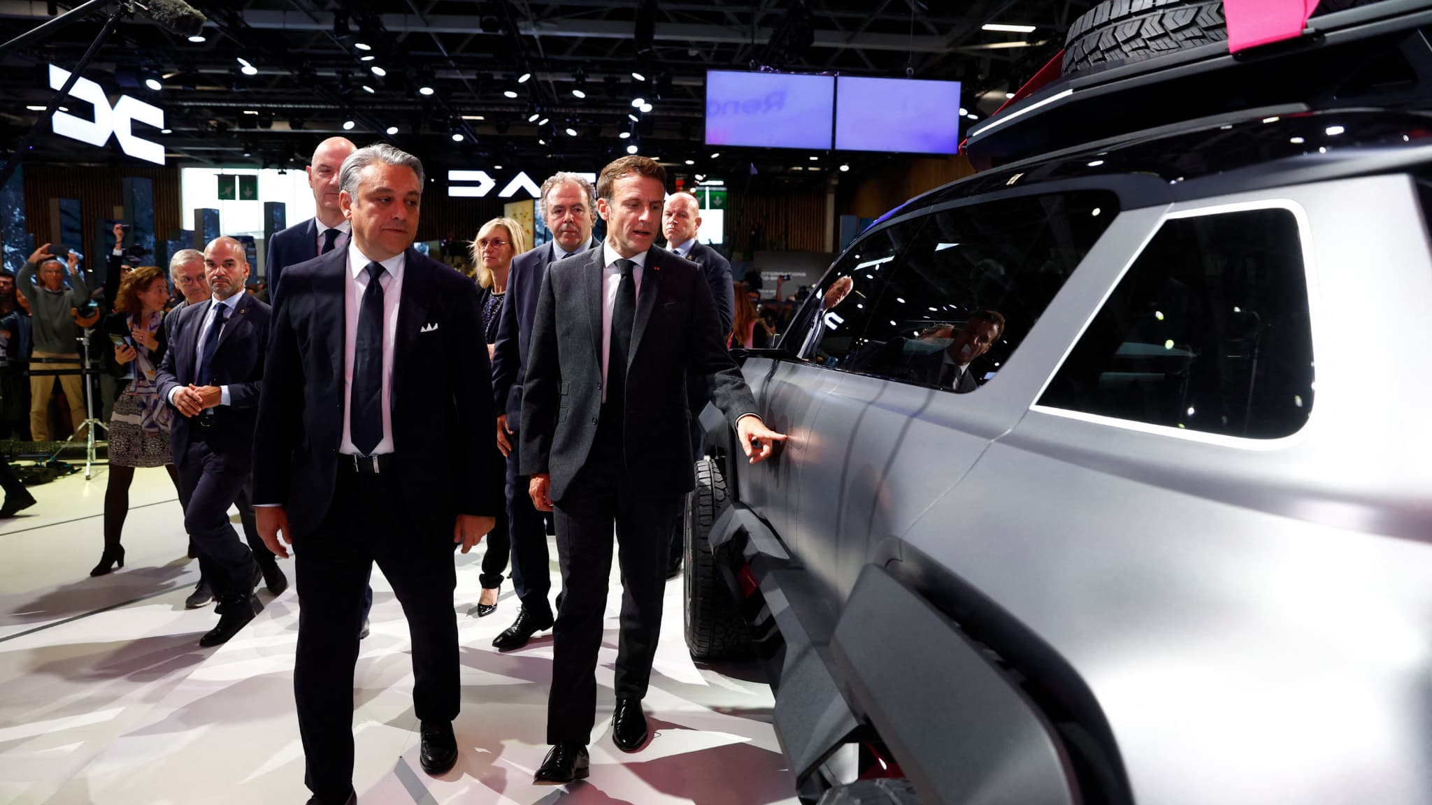 Emmanuel Macron at the car fair in Paris on October 17, 2022 Emmanuel Macron at the car fair in Paris on October 17, 2022