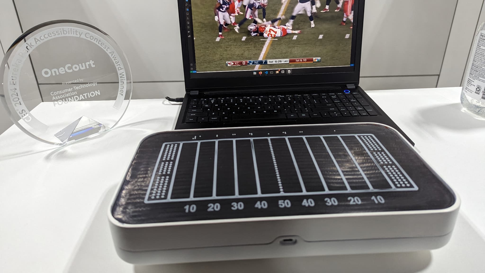La solution de OneCourt vise à permettre aux personnes malvoyantes de suivre une compétition sportive en direct à travers le sens du toucher. La solution de OneCourt vise à permettre aux personnes malvoyantes de suivre une compétition sportive en direct à travers le sens du toucher.