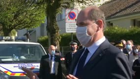 Jean Castex devant le commissariat de Rambouillet ce vendredi après-midi.