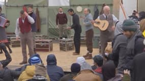 La compagnie s'est produite devant plus de 300 migrants à Calais.
